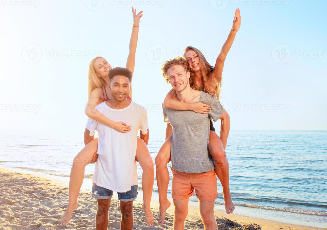 Lycklig leende par spelar på de strand foto