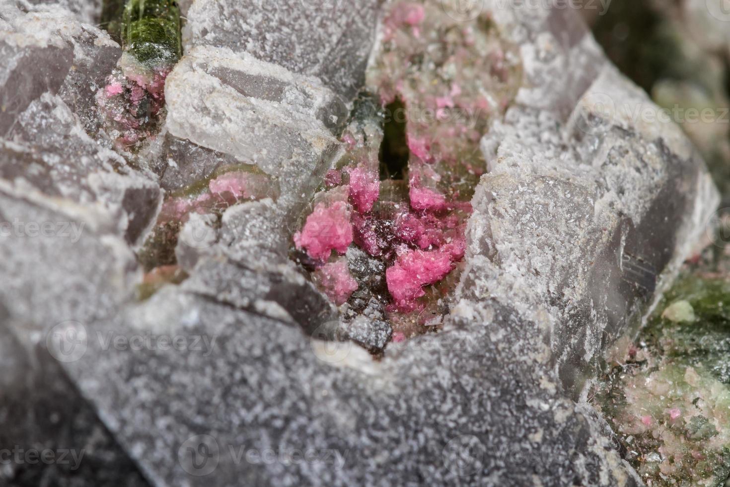 makro mineral turmalin sten i kvarts på en vit bakgrund foto