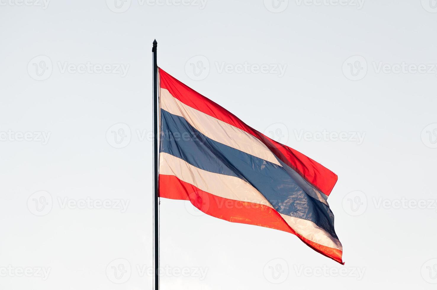 thailand flagga på topp av de Pol i en blåsigt dag skymning foto