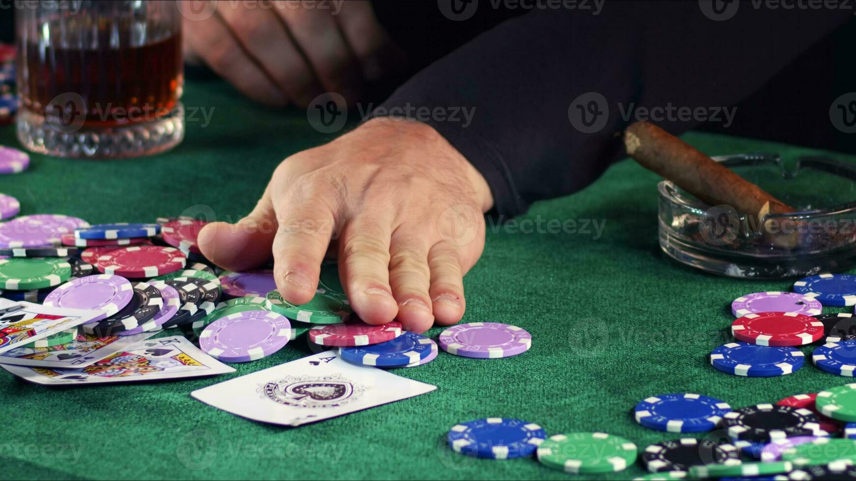 pengar pommes frites poker kort spel på hasardspel tabell foto