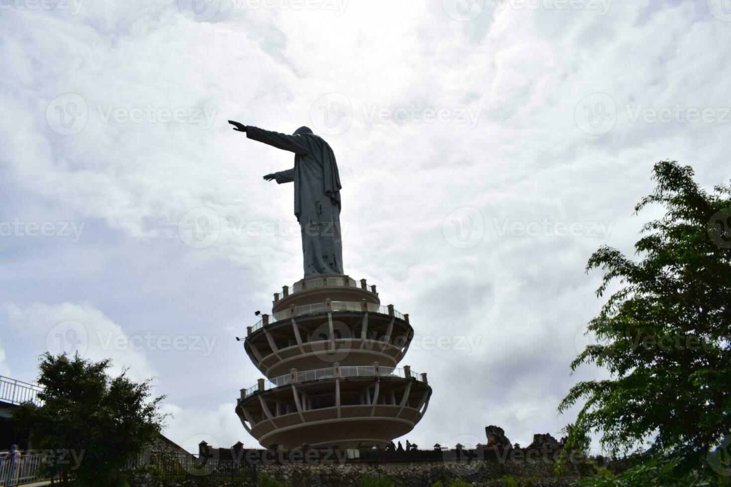 indonesien toraja Jesus christ staty. belägen på de berg med skön visningar foto