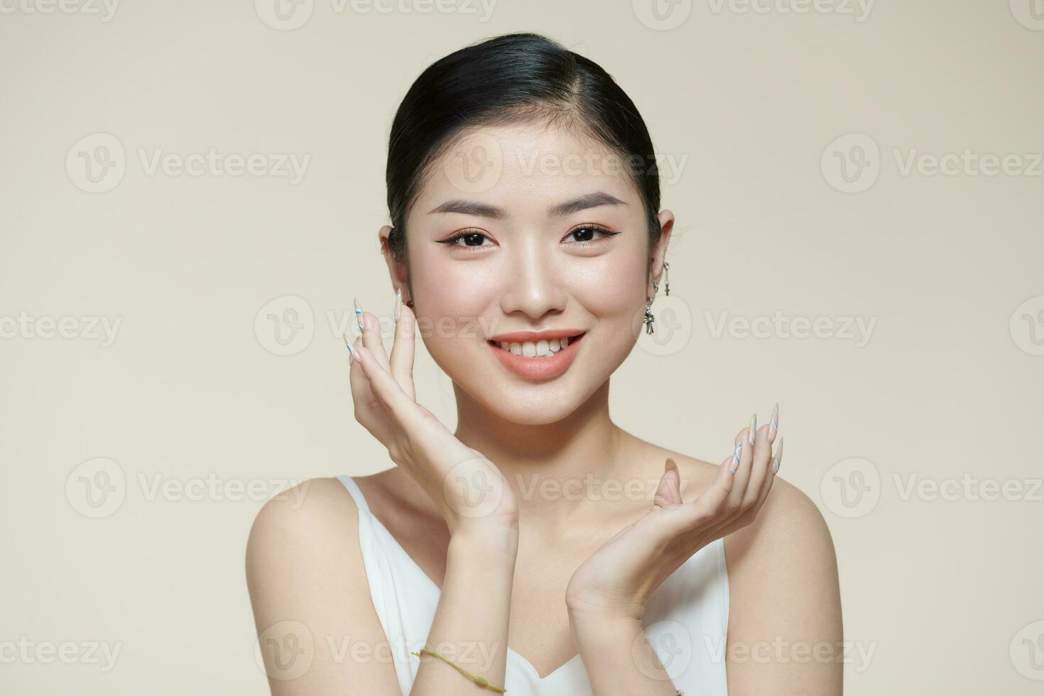 asiatisk kvinna med en skön ansikte och färsk, slät hud. foto