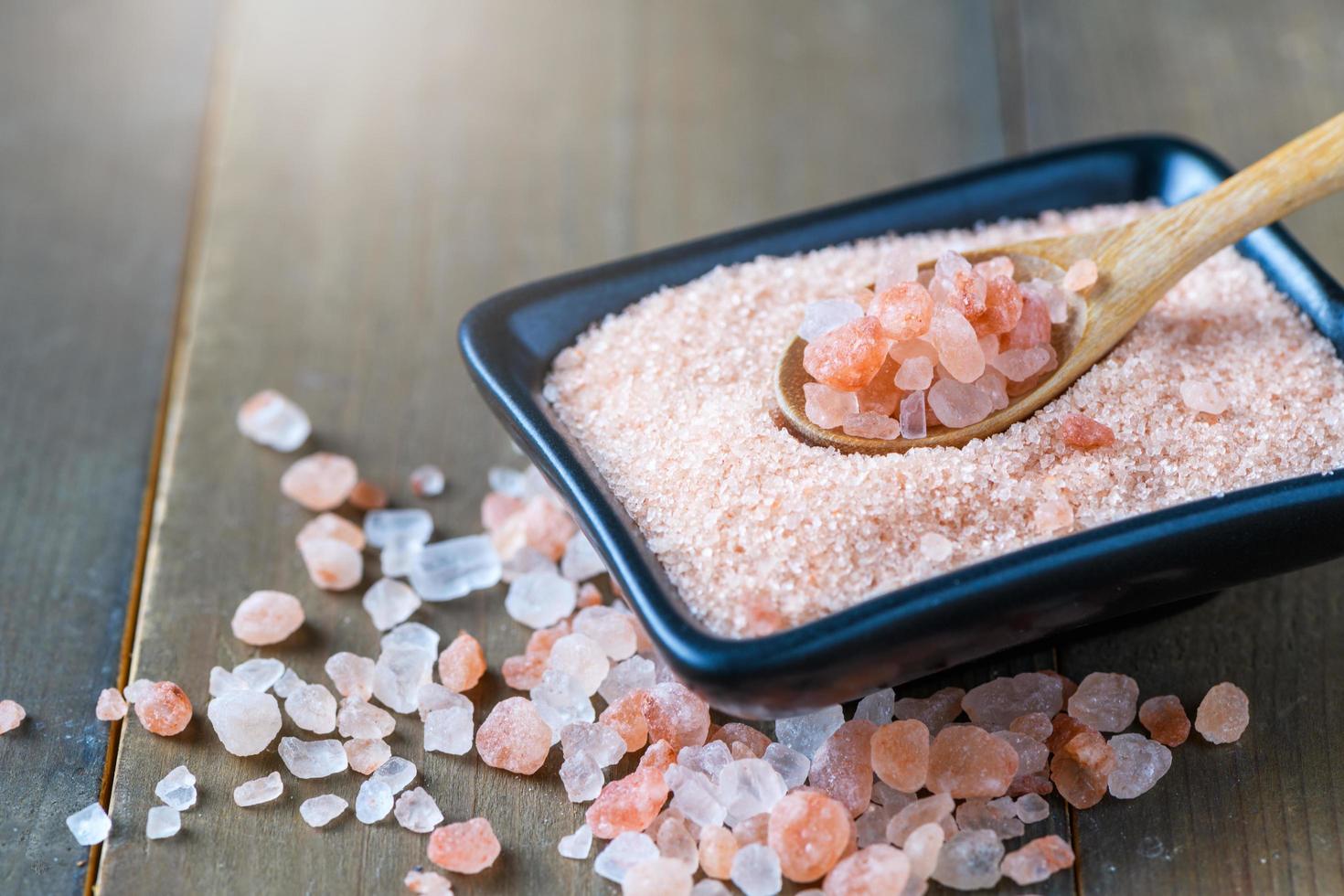 himalayan sten rosa salt på trä sked foto