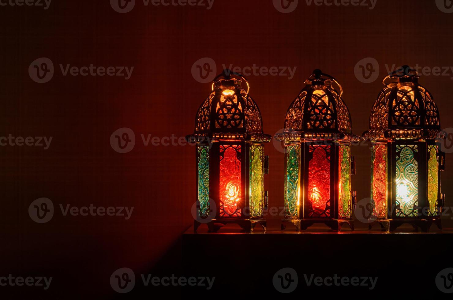 lyktor sätta på tabell med mörk bakgrund för de muslim fest av de helig månad av ramadan kareem. foto
