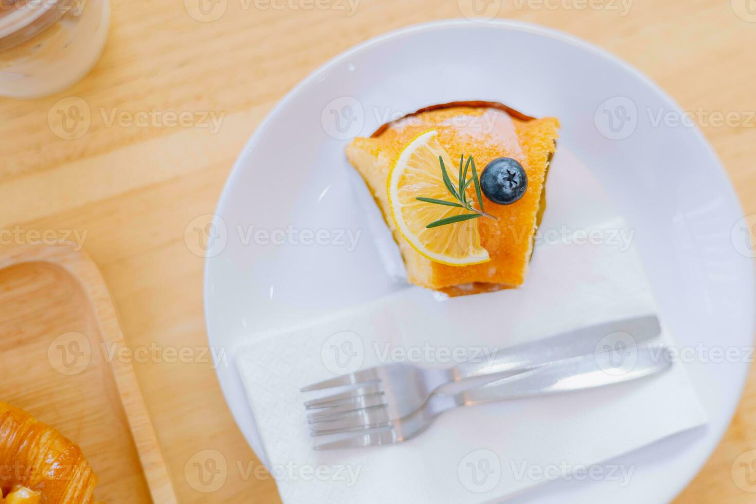 topp se bit av orange kaka och skivad orange garnering. kaka med orange mousse med kopia Plats foto