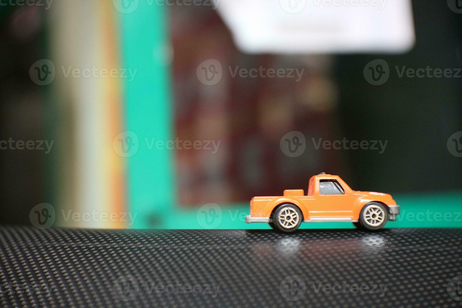 Foto med en leksak bil begrepp med en suddigt bakgrund och massor av tömma Plats.