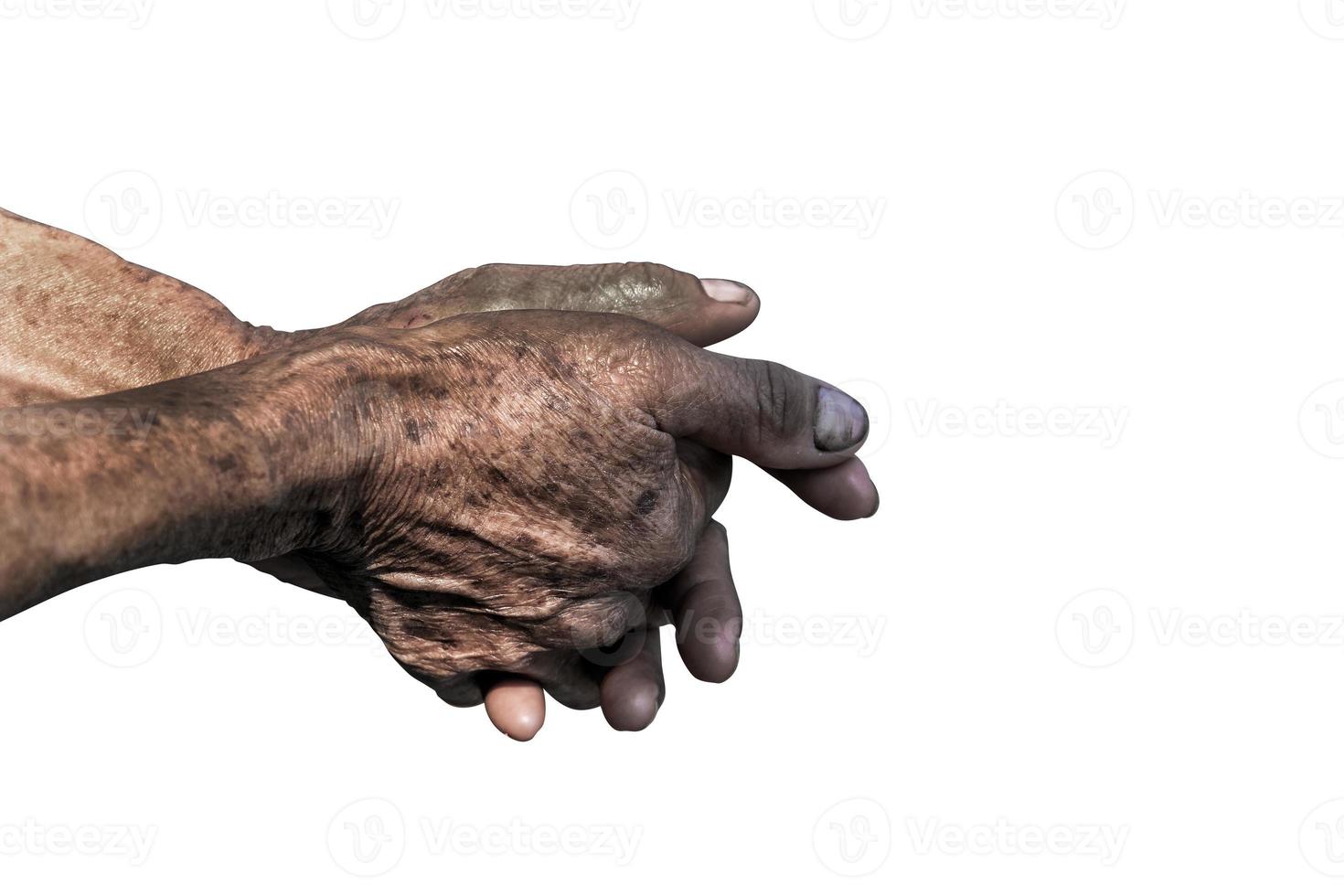 senior gammal händer och armar.fingrar och naglar med ådror. rynkig hud av åldrig person. åldring process.hand smutsig av arbetstagare efter arbetssätt isolerat på vit bakgrund foto