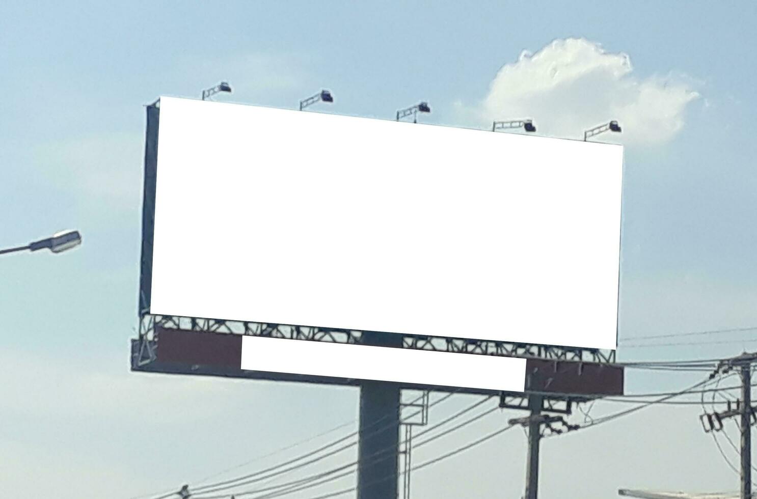 anslagstavla tom för utomhus- reklam affisch på blå himmel. foto