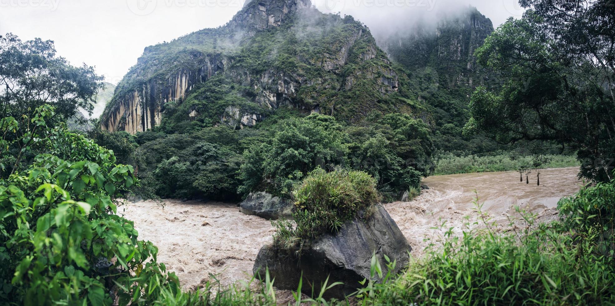 urubamba flod i peru foto