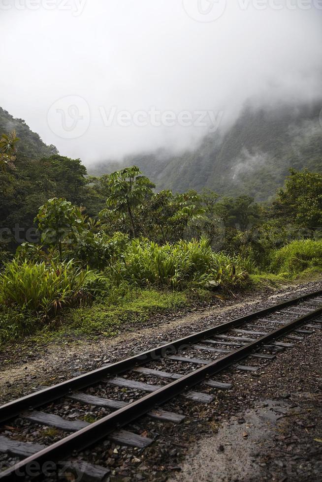 järnväg vid aguas calientes i peru foto