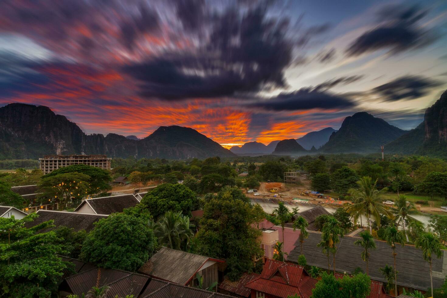 lång exponering landskap se panorama på solnedgång i vang vieng, laos. foto