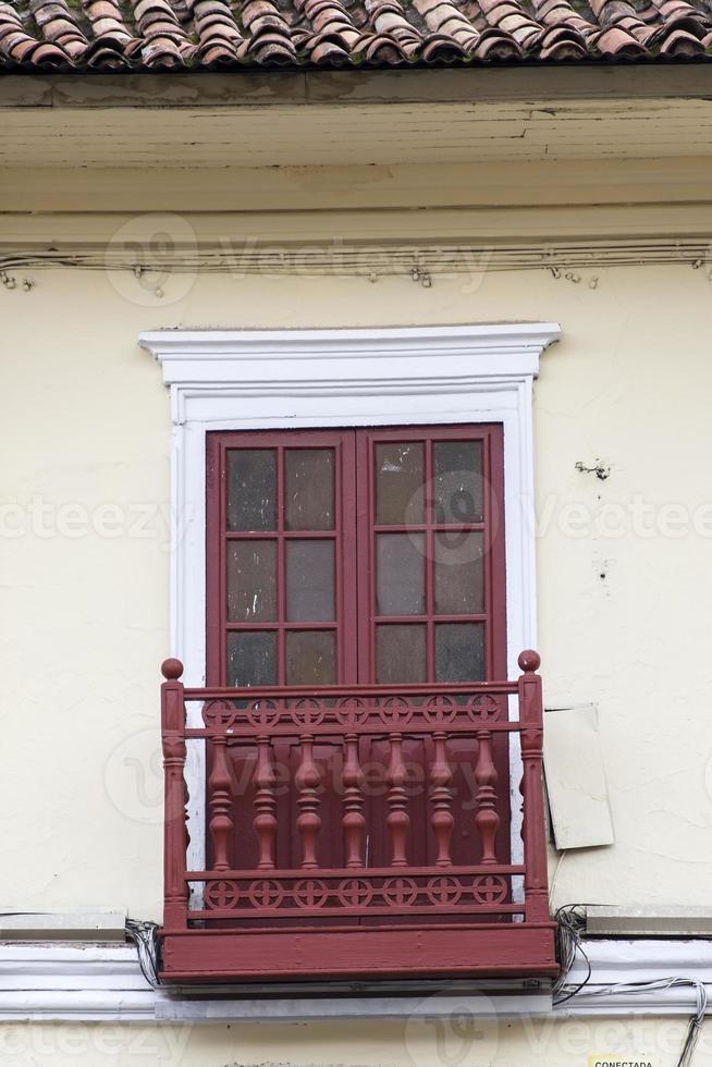 träskulpturell balkong på byggnaden foto