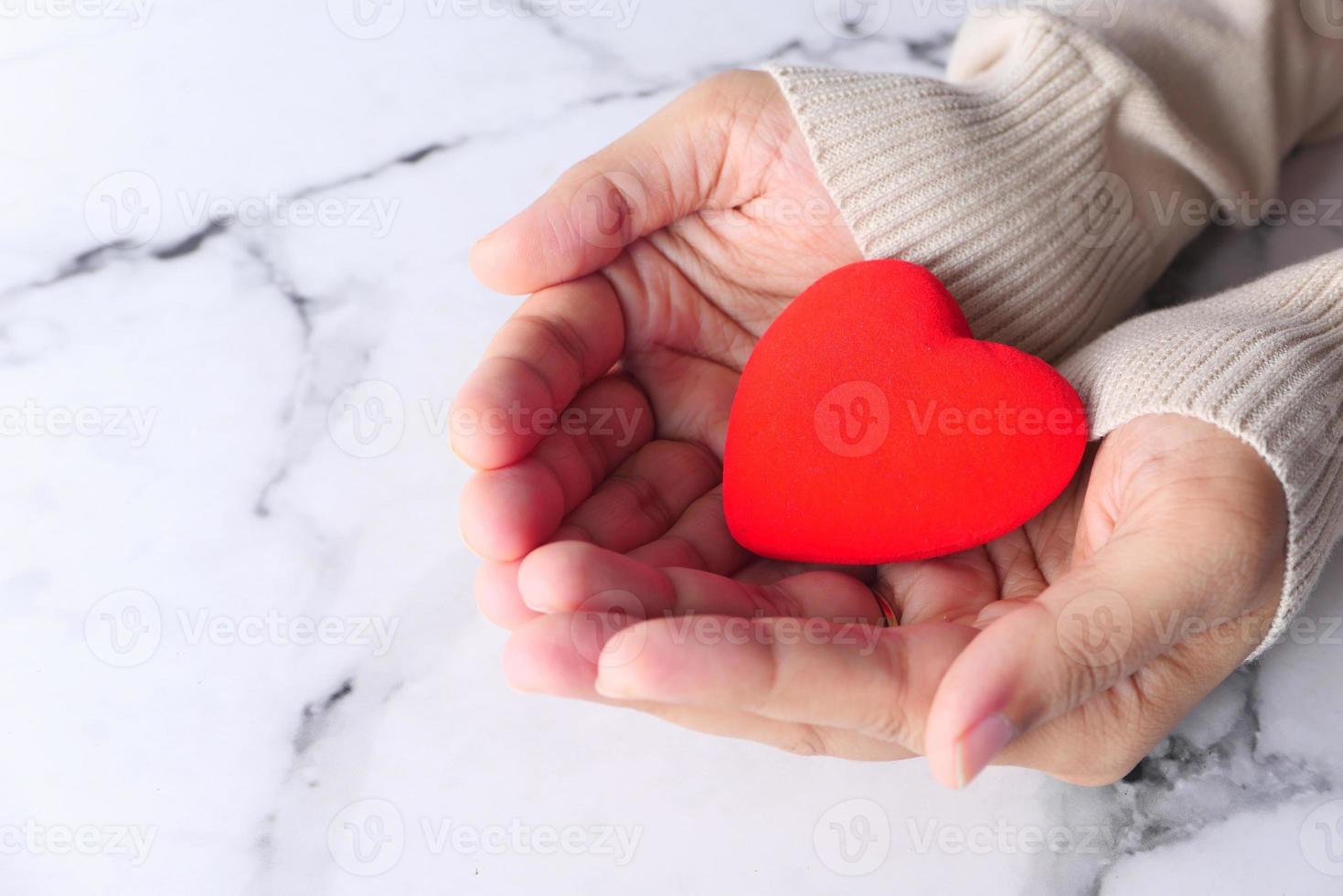 kvinna med rött hjärta på nära håll foto