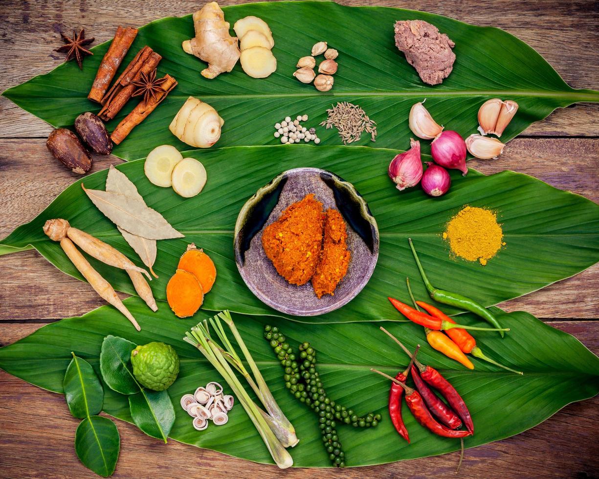 ovanifrån av thailändska ingredienser på ett blad foto