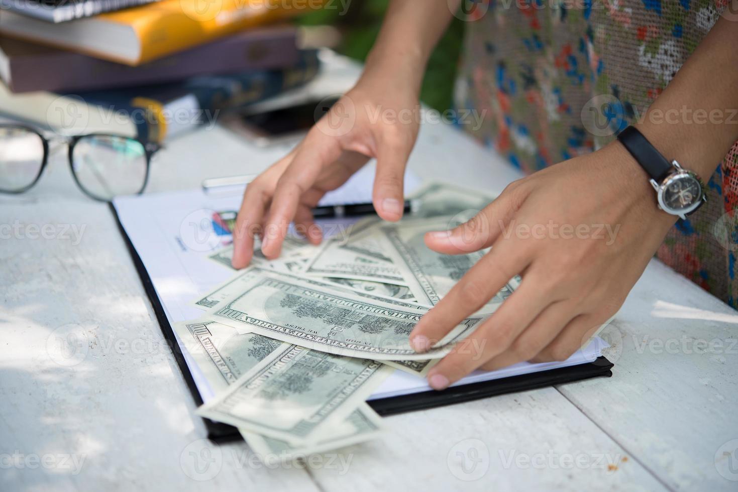 dollar i kvinnans händer foto