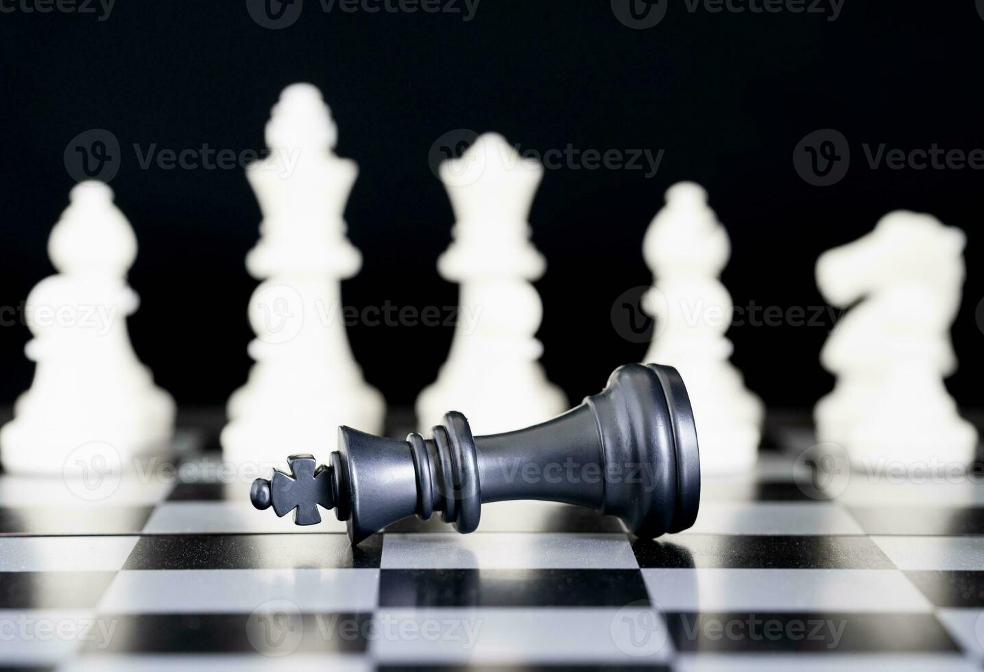 närbild schack bitar på schackbräde foto