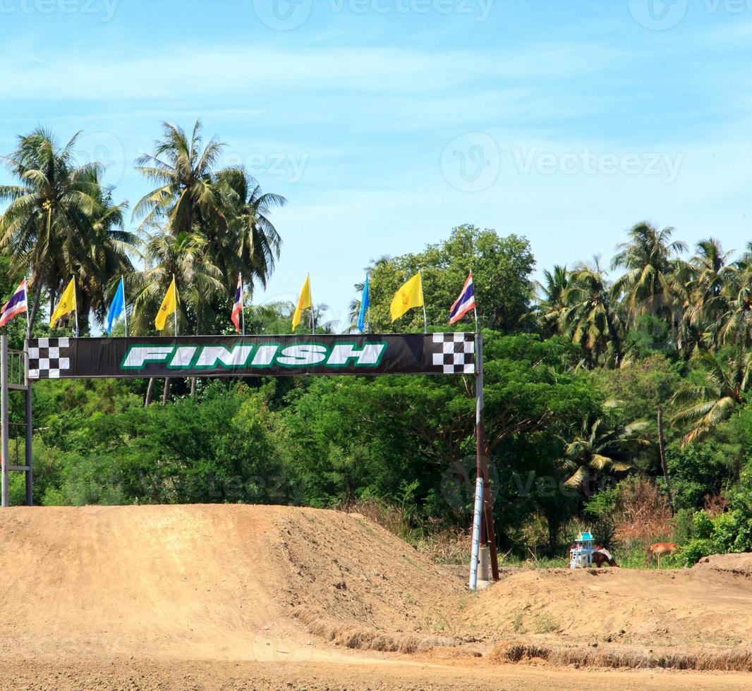 de början och de slutet av de seger på de ban-motocross är en farlig hämma på en små Spår. av thailand är en sport den där utmaningar de förmåga till kontrollera de bil. foto