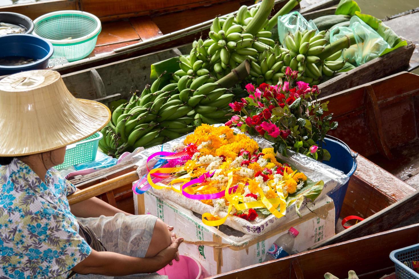 båtar försäljning olika frukt och mat på de flytande marknadsföra är populär turist attraktioner med traditionell by life-10-8-2014-damnoen saduak ratchaburi foto