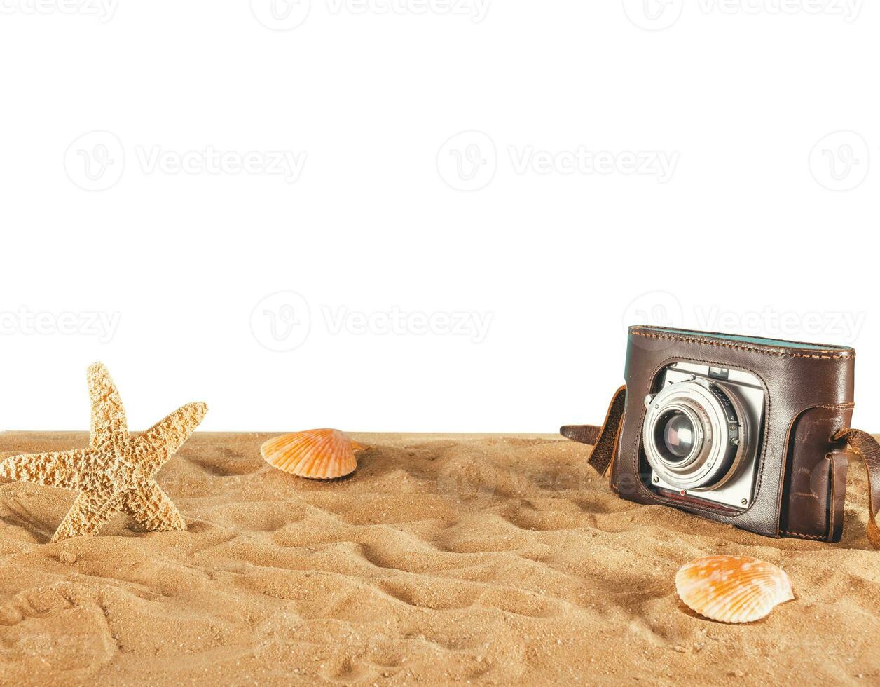 bakgrund av strand med snäckskal, sjöstjärna och en retro Foto kamera