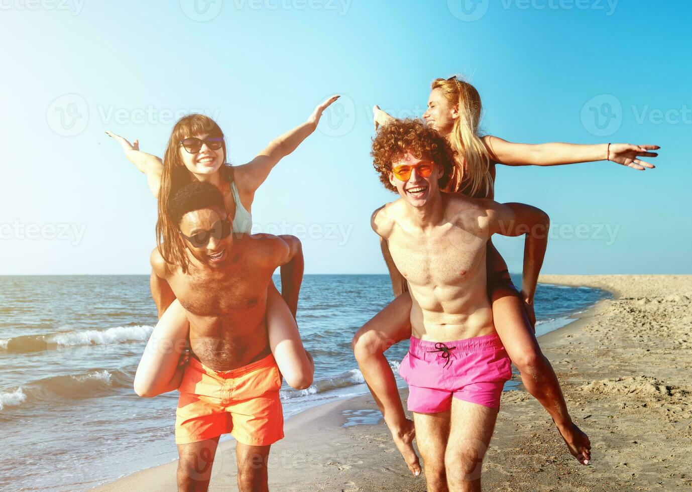 Lycklig leende par spelar på de strand foto