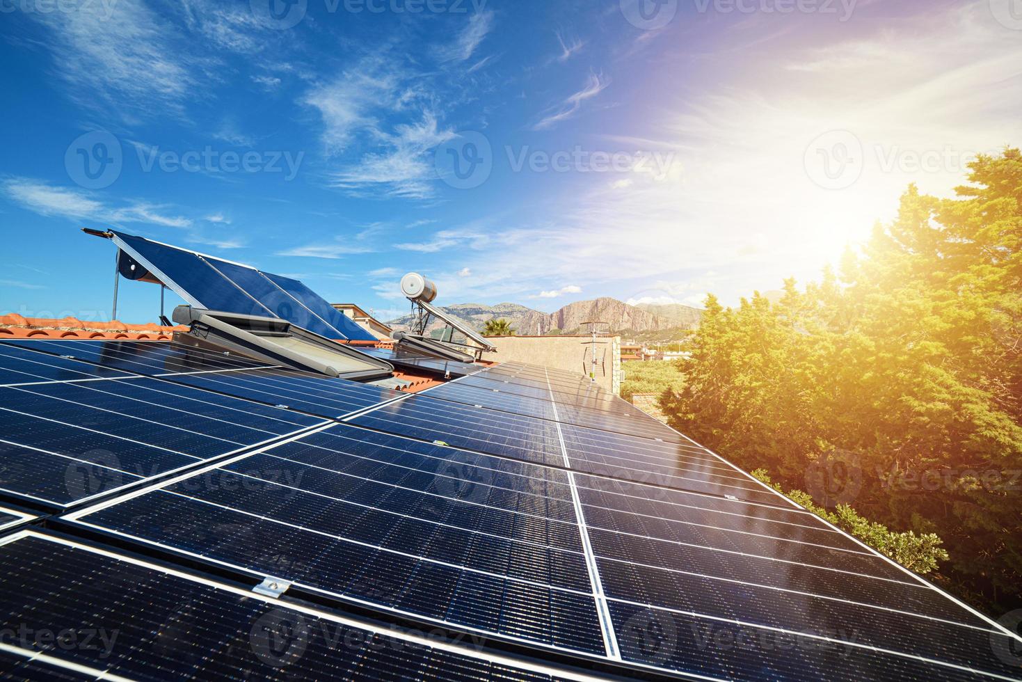 förnybar energi systemet med sol- panel för elektricitet och varm vatten foto