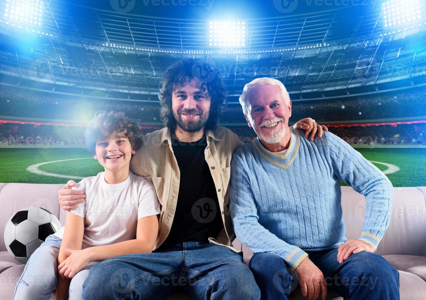 farfar, far e barnbarn den där Kolla på en leva strömning fotboll match foto