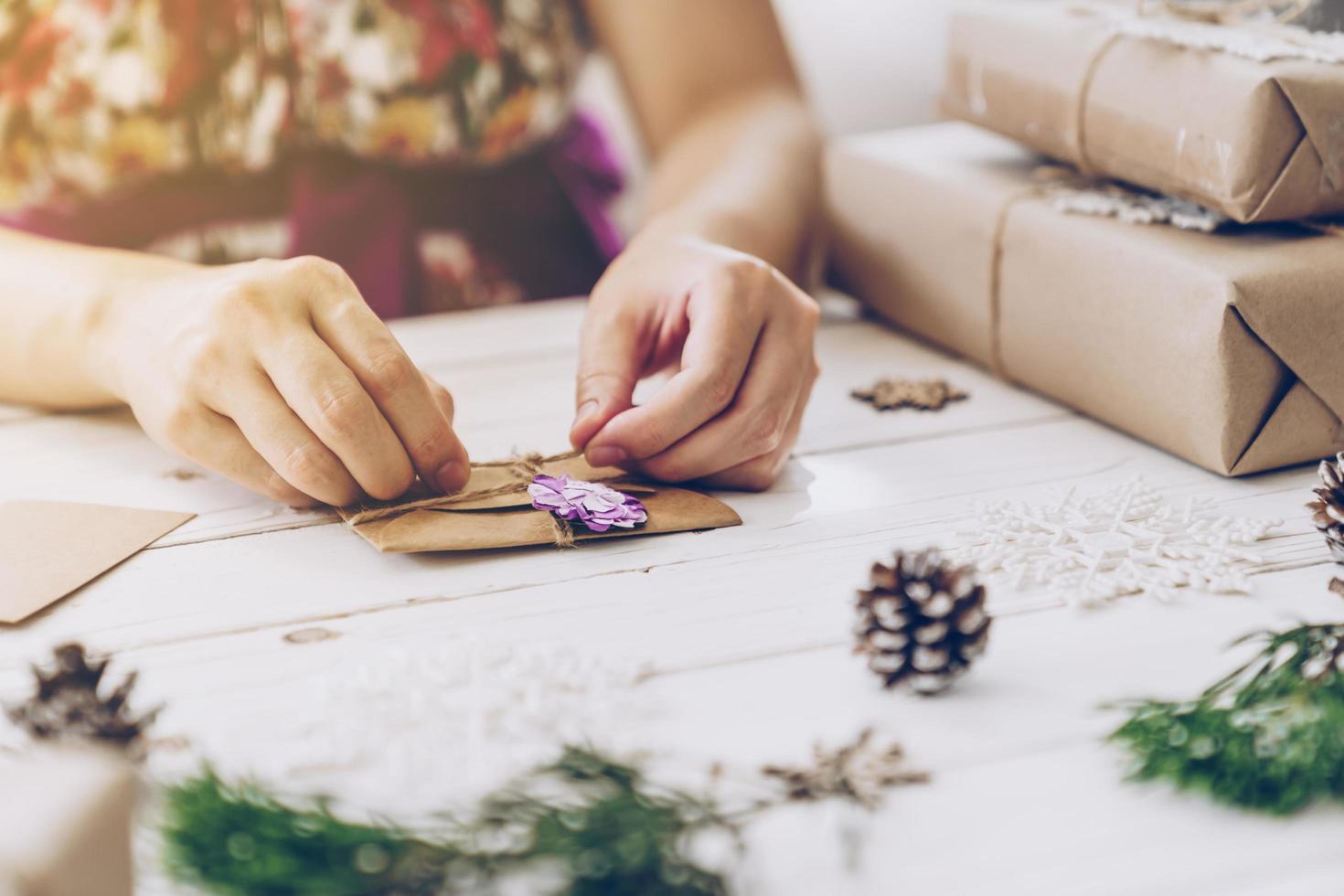 kvinna hand framställning skön jul kort på tabell foto