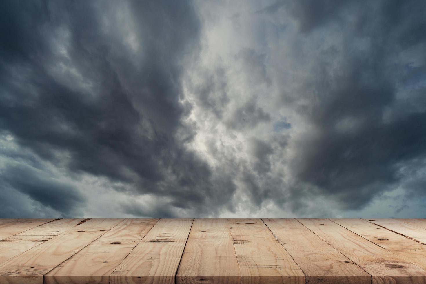 tömma trä- tabell och dramatisk åska storm moln på mörk himmel foto