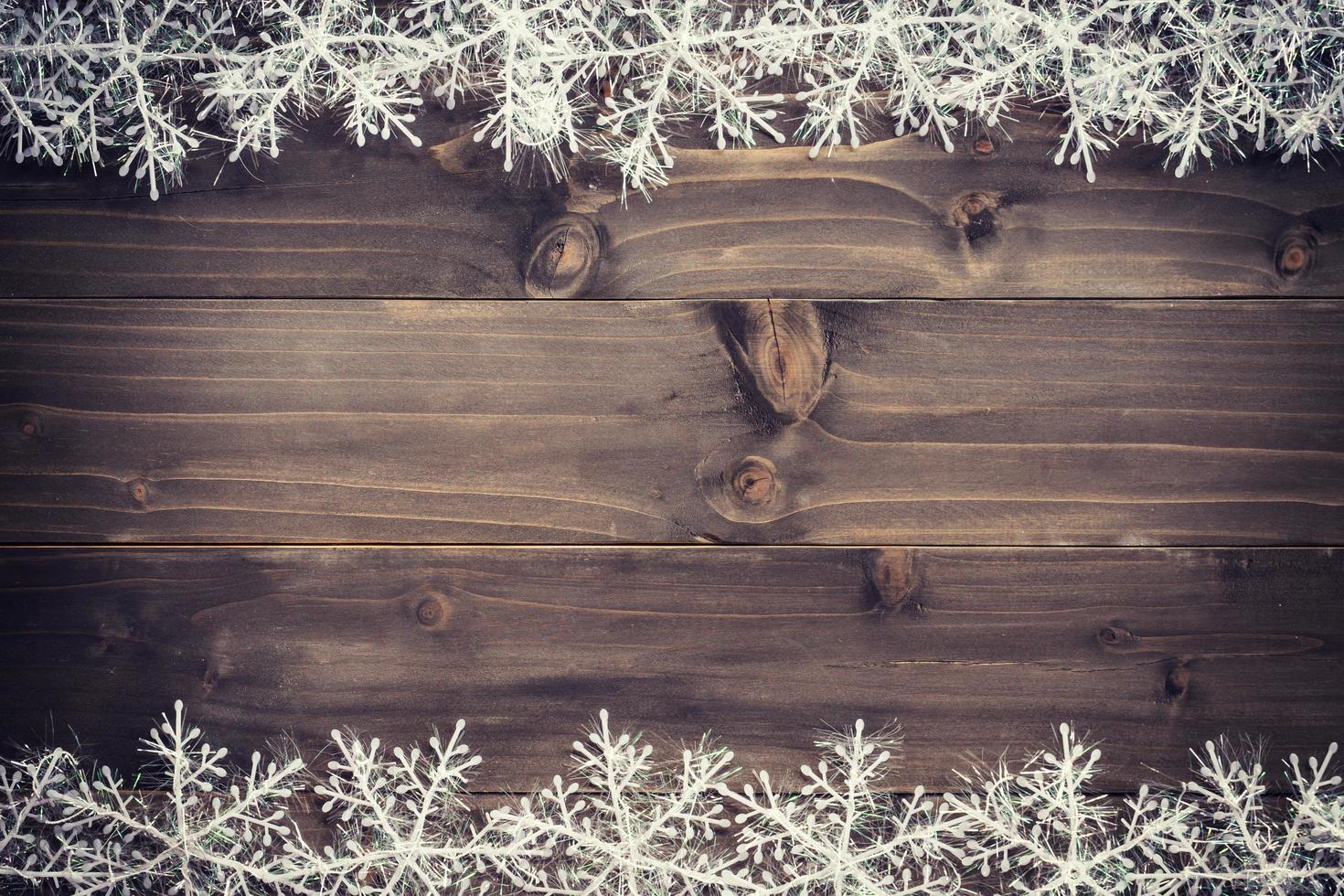 trä- brun jul bakgrund och vit snöflingor med Plats. foto
