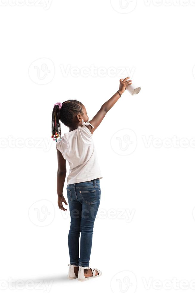 barn drar med spray i en vägg foto
