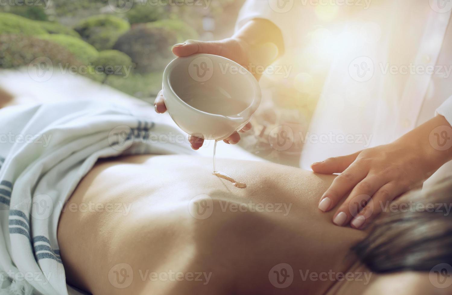 kvinna avkopplande med en massage i en spa Centrum. dubbel- exponering foto