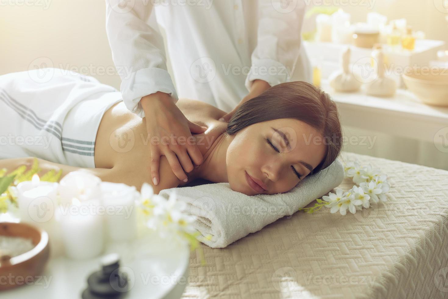 kvinna avkopplande med en massage i en spa Centrum foto