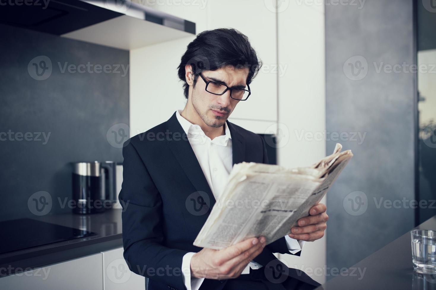 affärsman läser en tidning på hans Hem foto