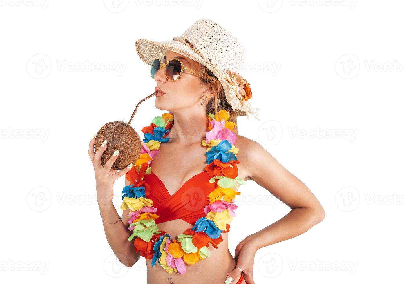 kvinna med baddräkt uppfriskande med en kokos foto