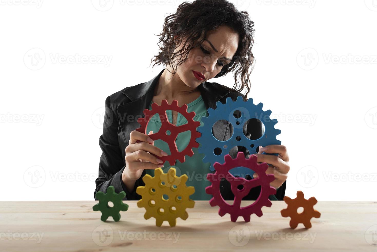 affärskvinna försöker till ansluta kugghjul bitar. begrepp av lagarbete, partnerskap och integration foto