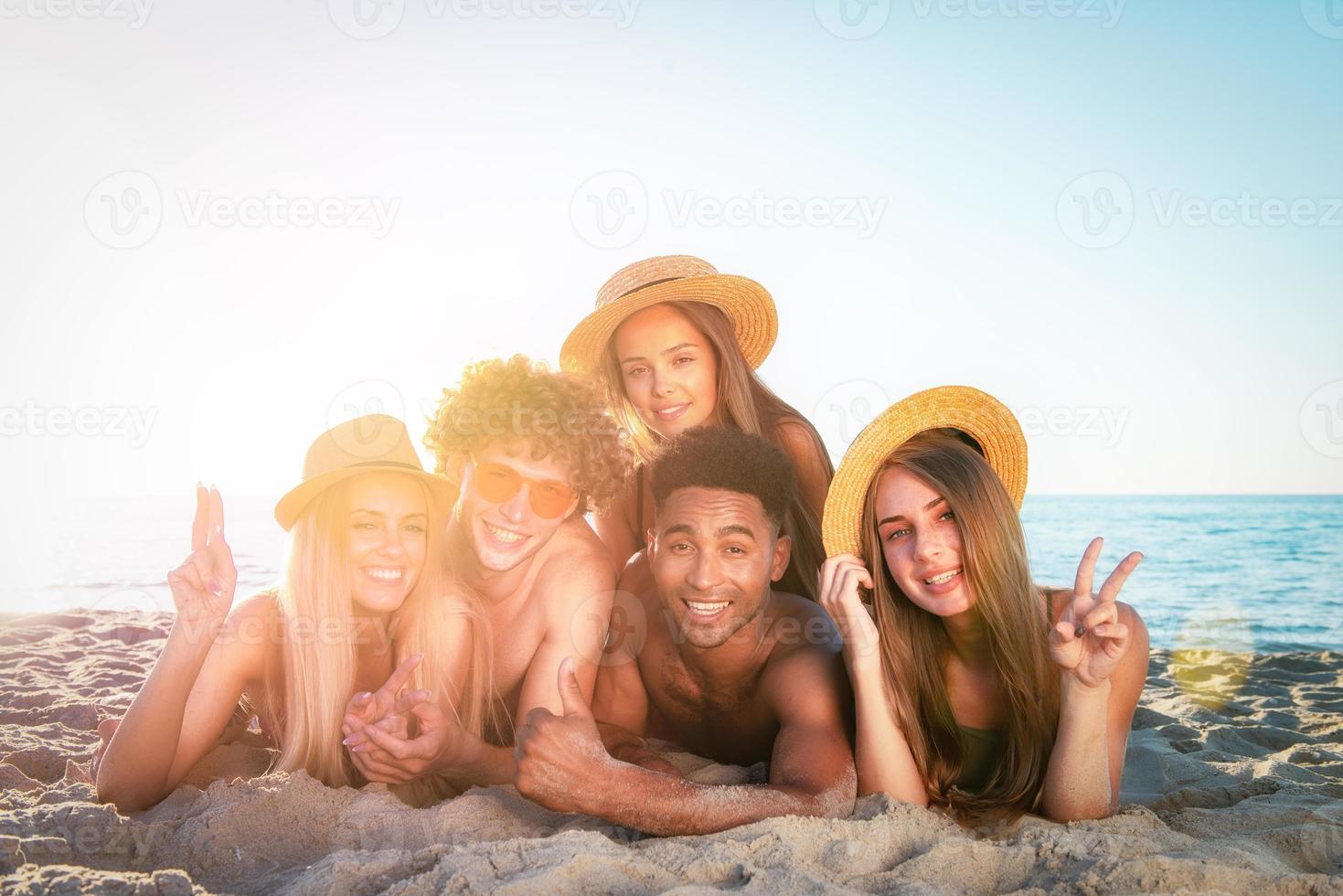 grupp av vänner har roligt på de strand foto