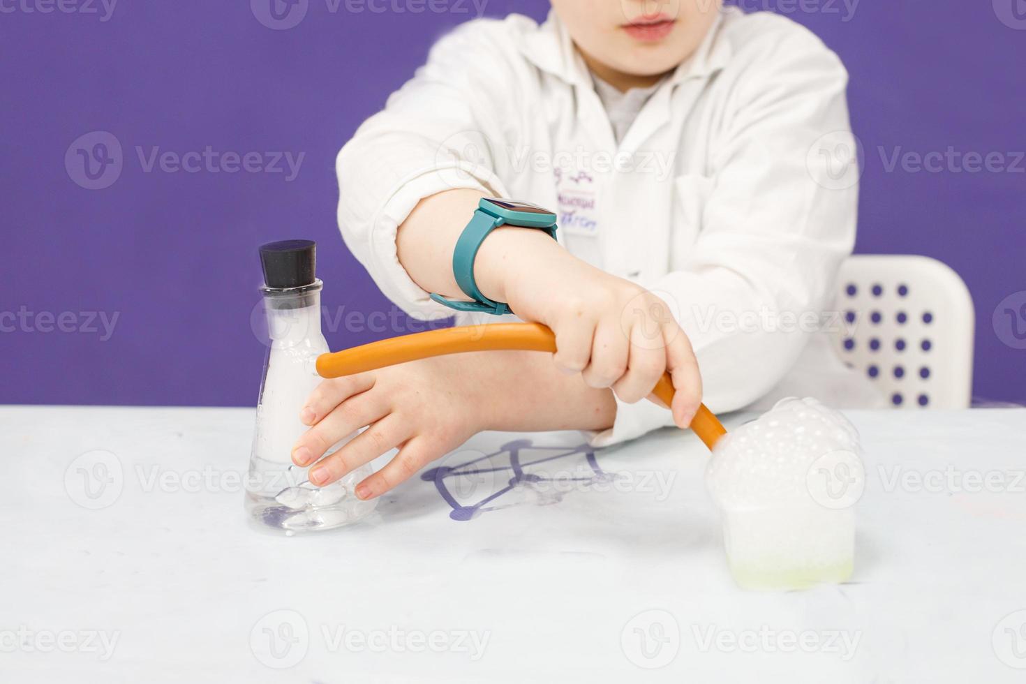 pojke studie vetenskap utbildning. kemisk laboratorium med testa rör för experiment och flerfärgad vätskor foto