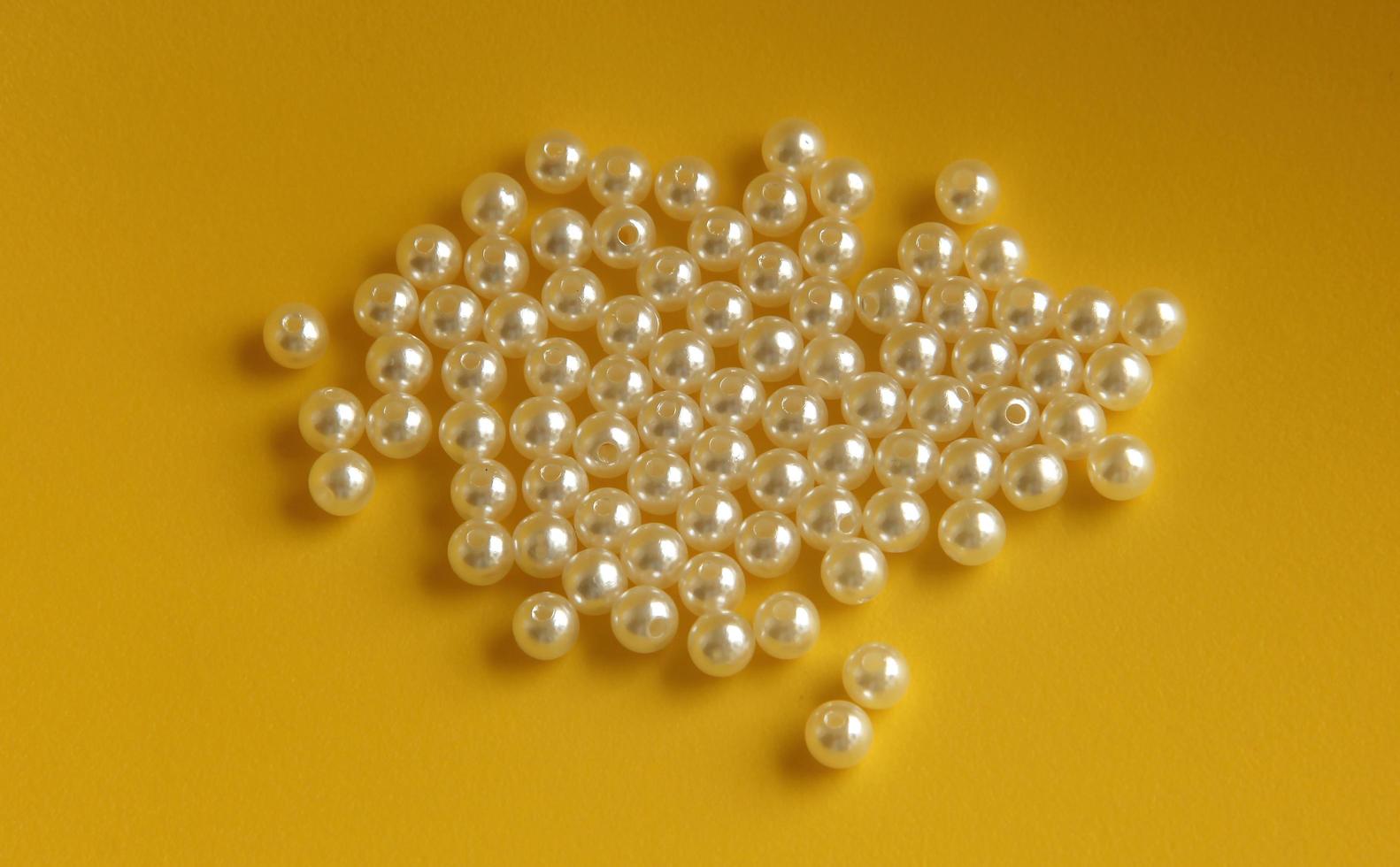 skön vit pärla armband Smycken pärlor för mode eller konst och hantverk Utrustning. objekt Foto isolerat på gul bakgrund.