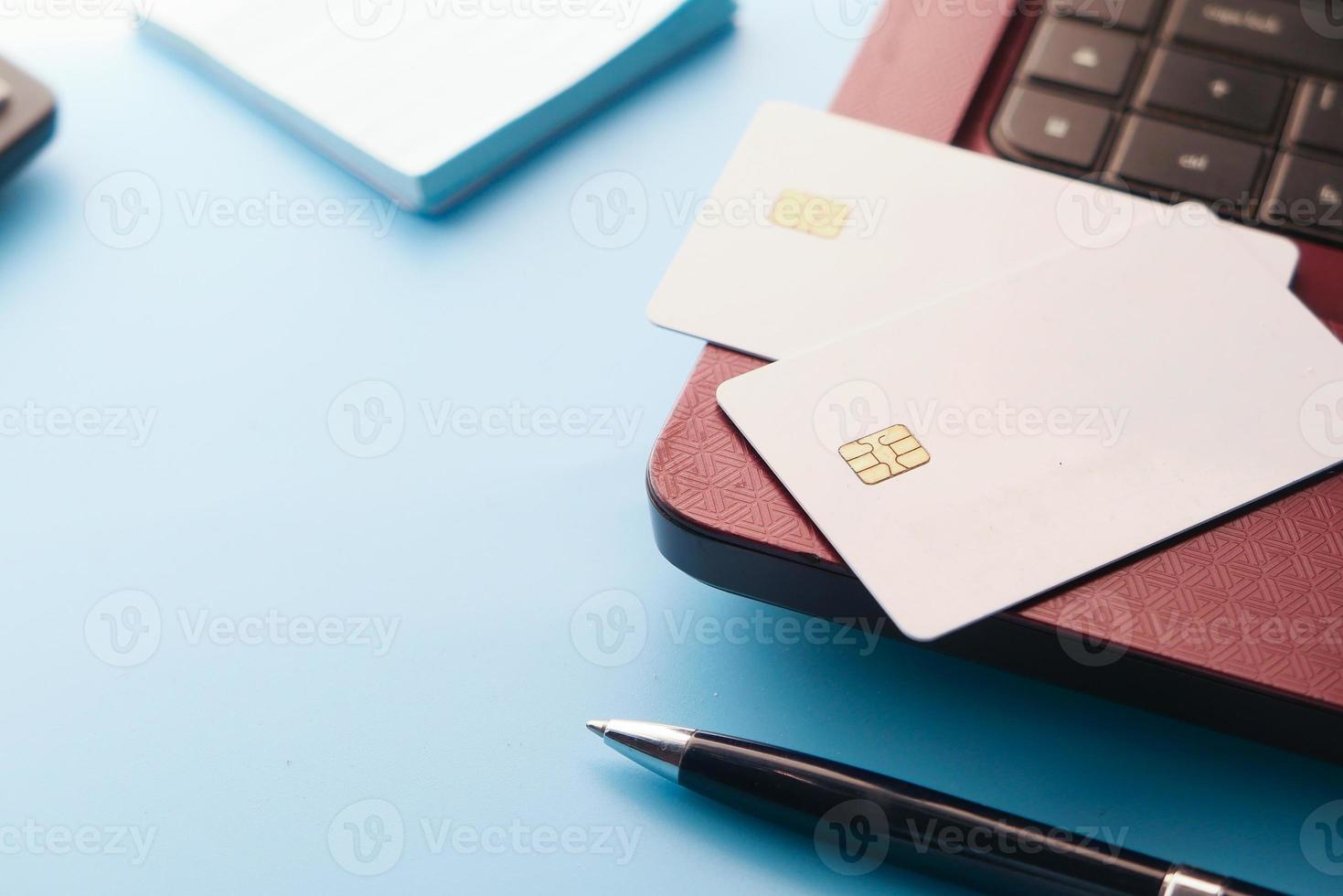 kreditkort på ett tangentbord foto
