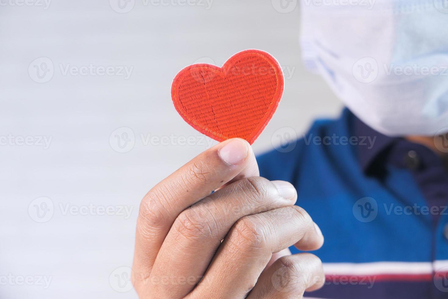 hand som håller rött hjärta foto