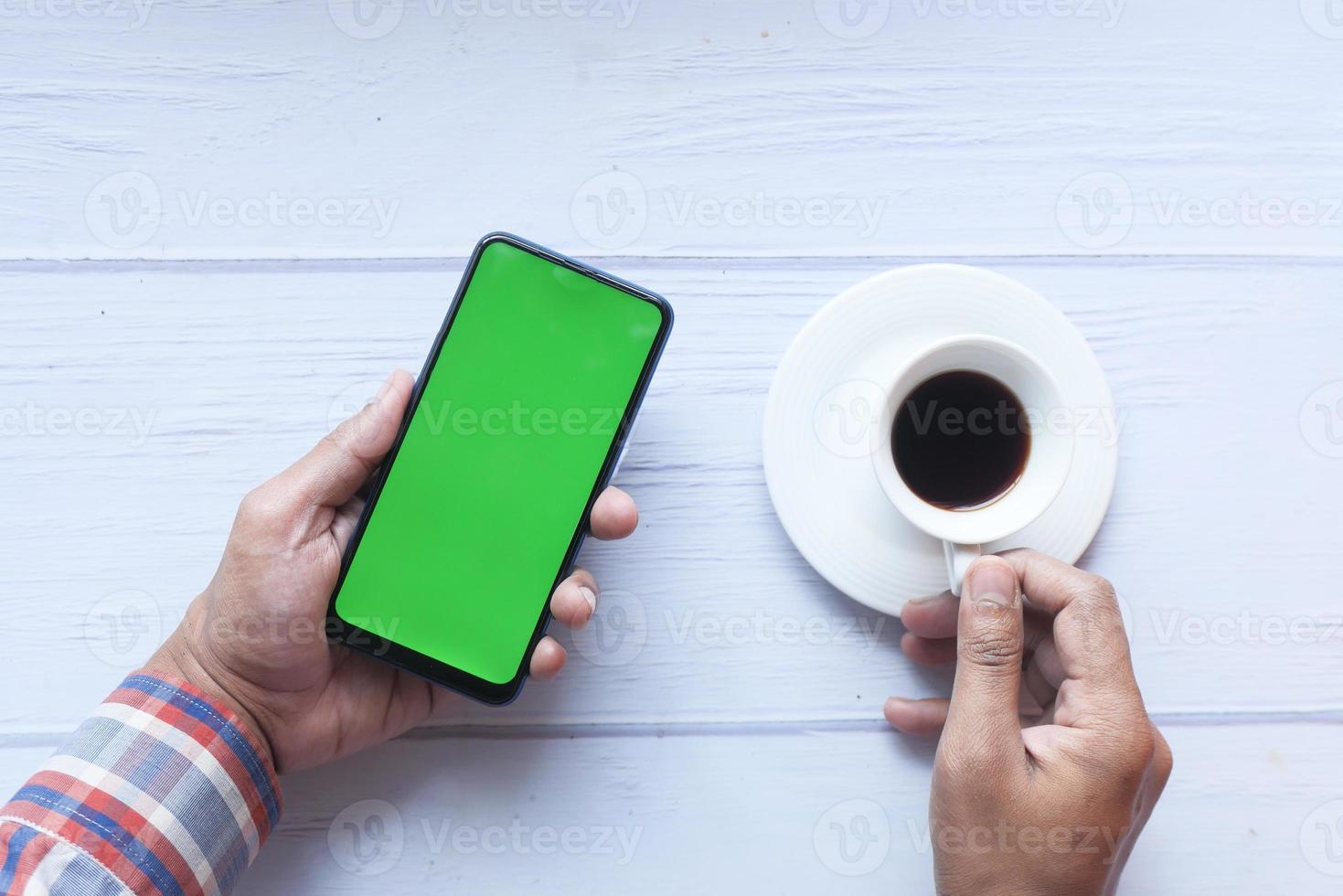 kaffe och en smart telefon foto