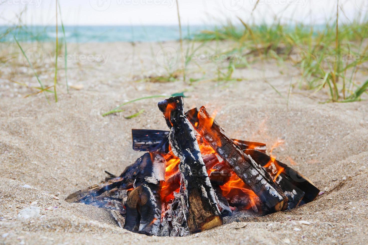 bål på strand. begrepp av sommar semester. foto