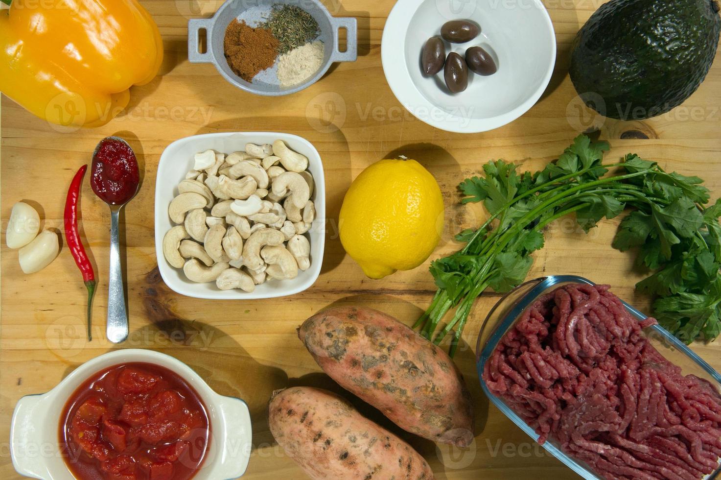 rå Ingredienser. redo till vara kokta. recept för kyckling gryta, europeisk kök, kokta med en garnering av svamp, små lök och Övrig. foto