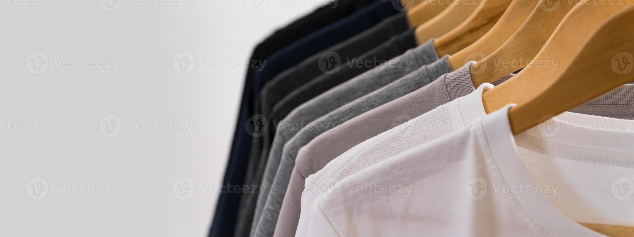 närbild av t-tröjor på galgar, klädbakgrund foto