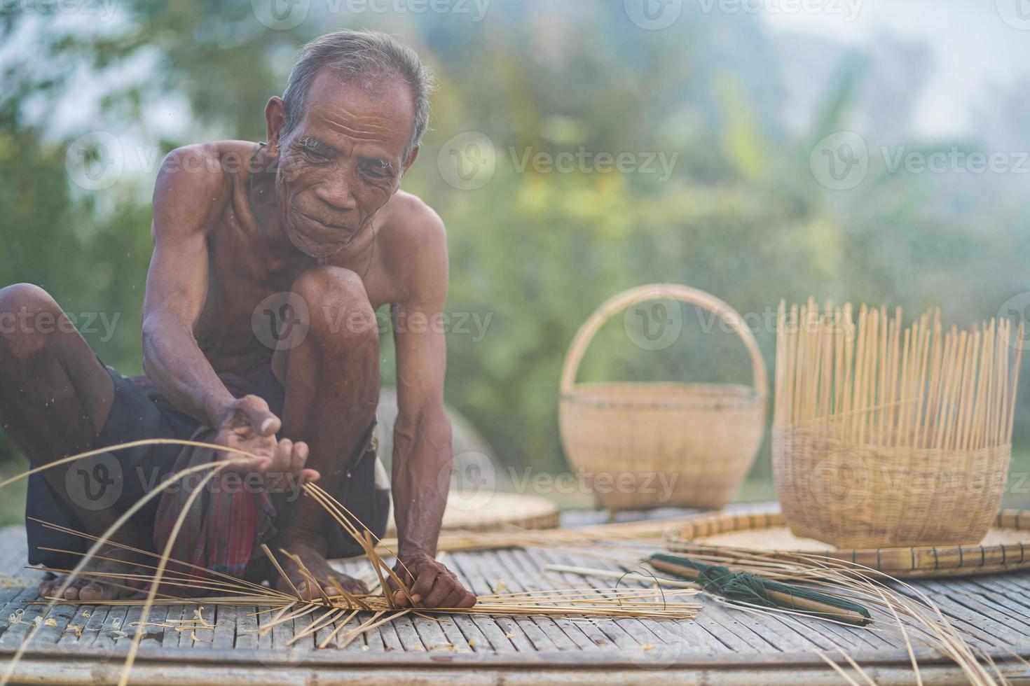 äldre man och bambu hantverk, livsstil för lokalbefolkningen i Thailand foto