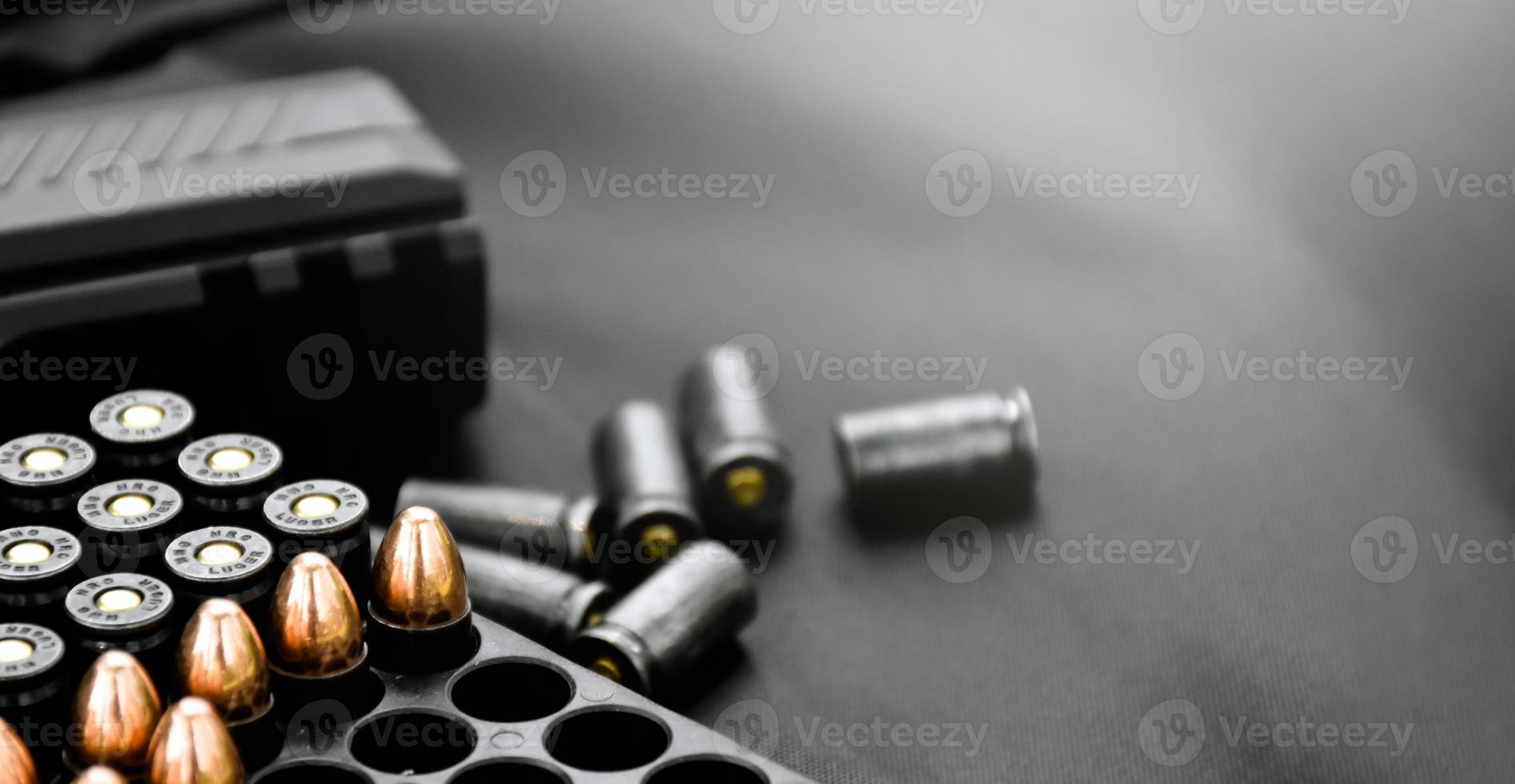 automatisk svart 9mm pistol och kulor på svart läder bakgrund, selektiv och mjuk fokus, kopia Plats. foto