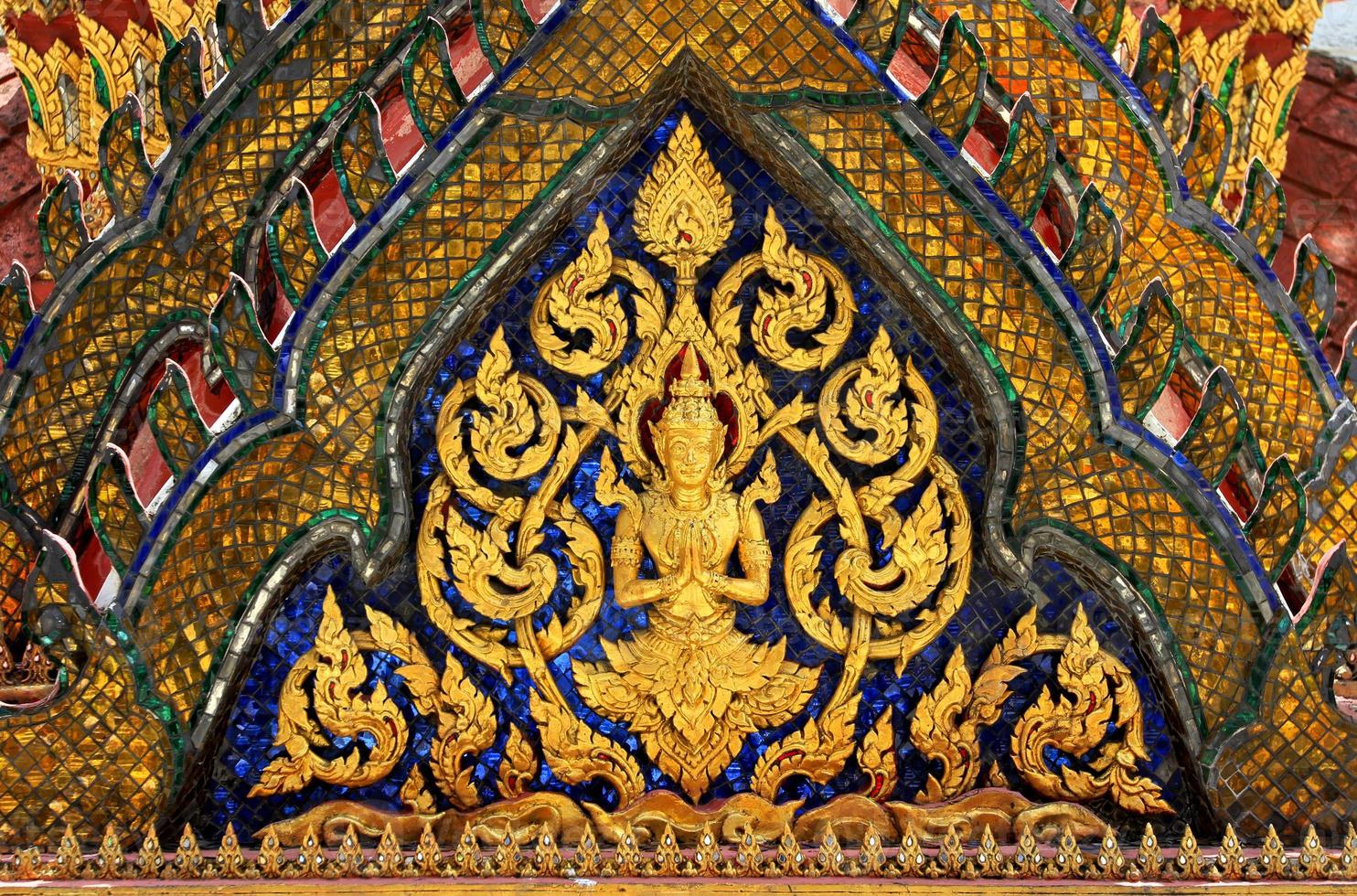 gyllene texturerad bakrund i thai stil på topp tak av wat pra kaew tempel, Bangkok, thailand. exteriör, konst design och religion. buddist foto