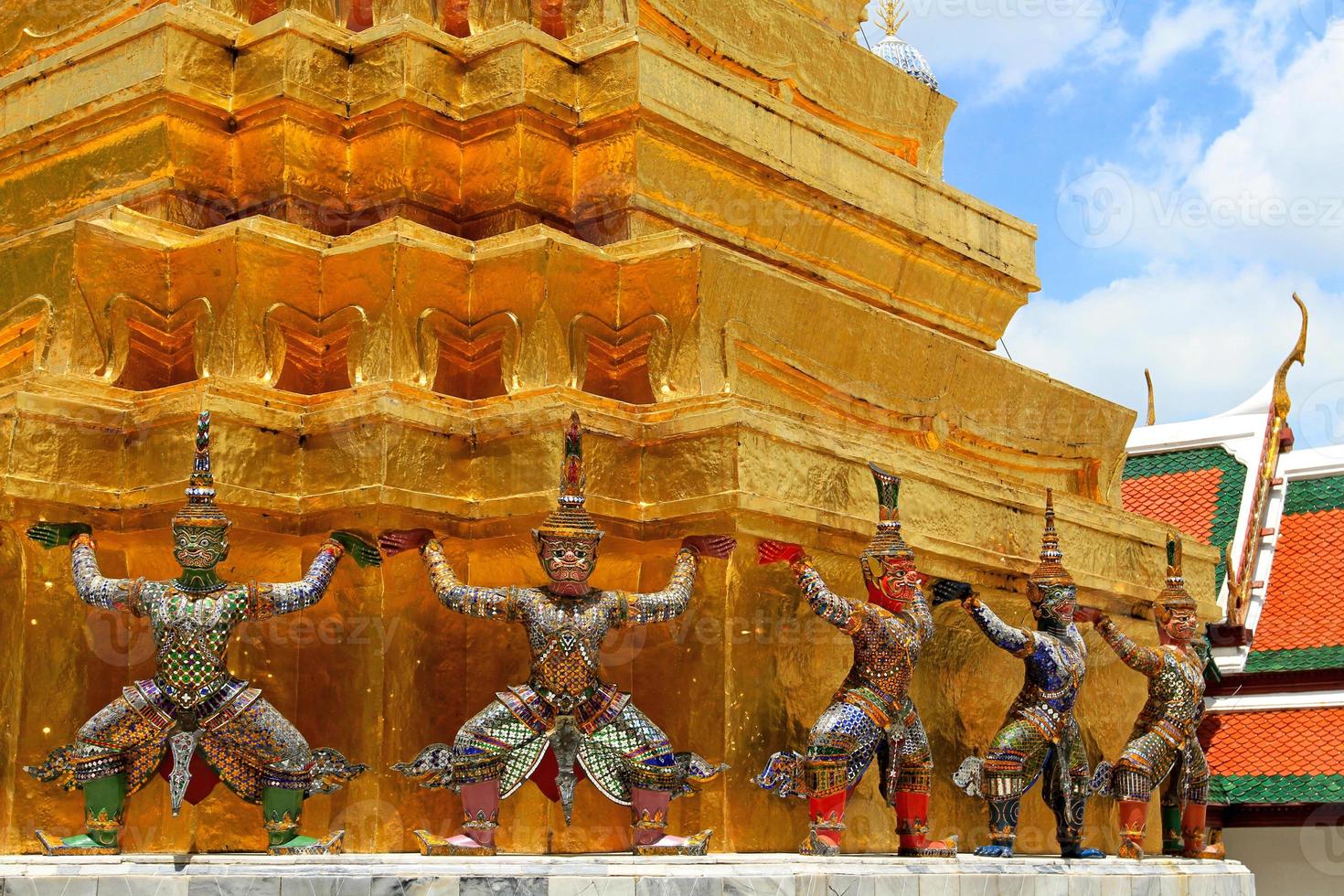 de ramayana jätte statyer är stående med stor gyllene pagod bakgrund på wat ph-ra kaew gammal tempel i Bangkok, thailand. landmärke i Centrum av thailand och konst design. exteriör och strukturera. foto