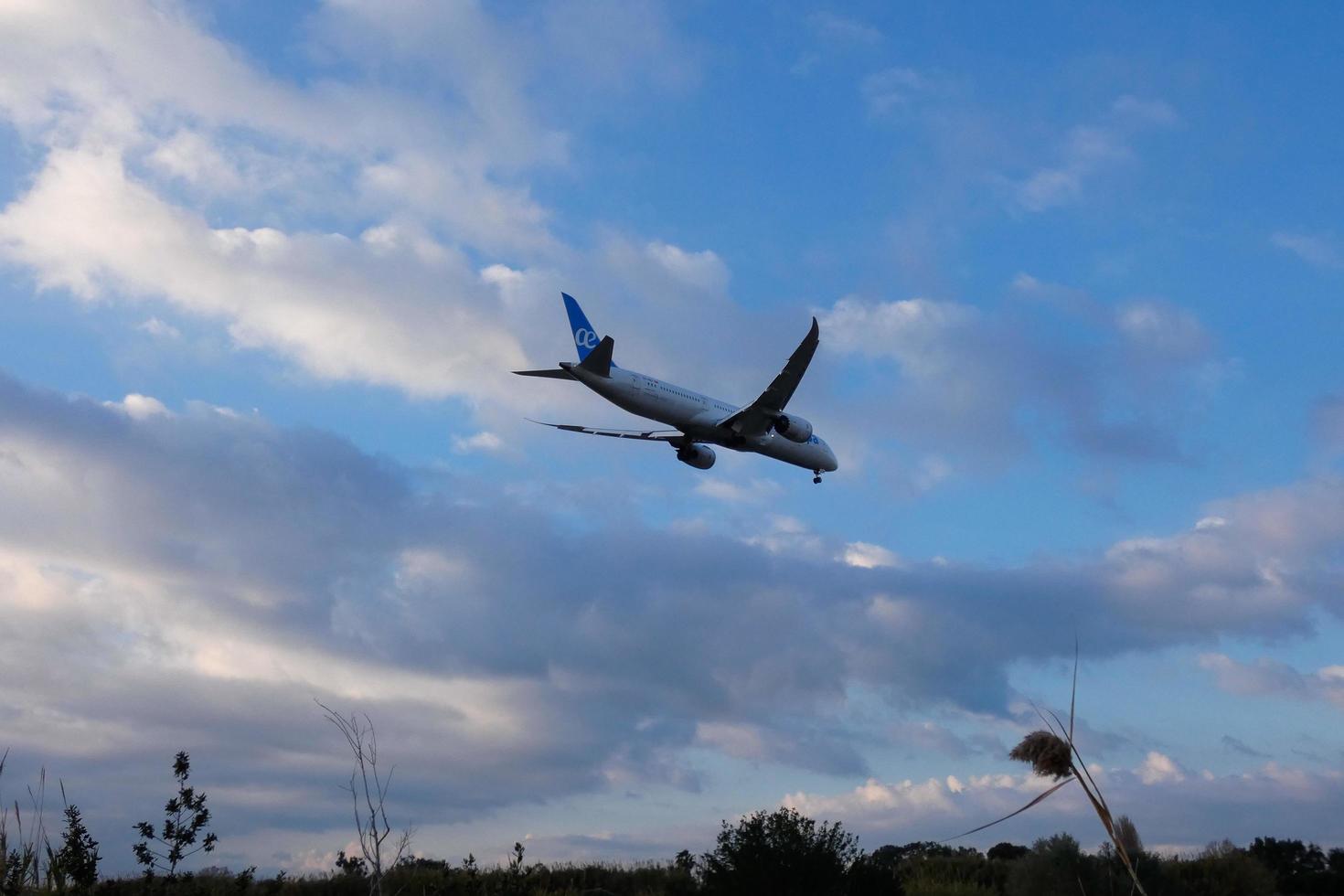 kommersiell flygplan överflygande de himmel och anländer på flygplats foto