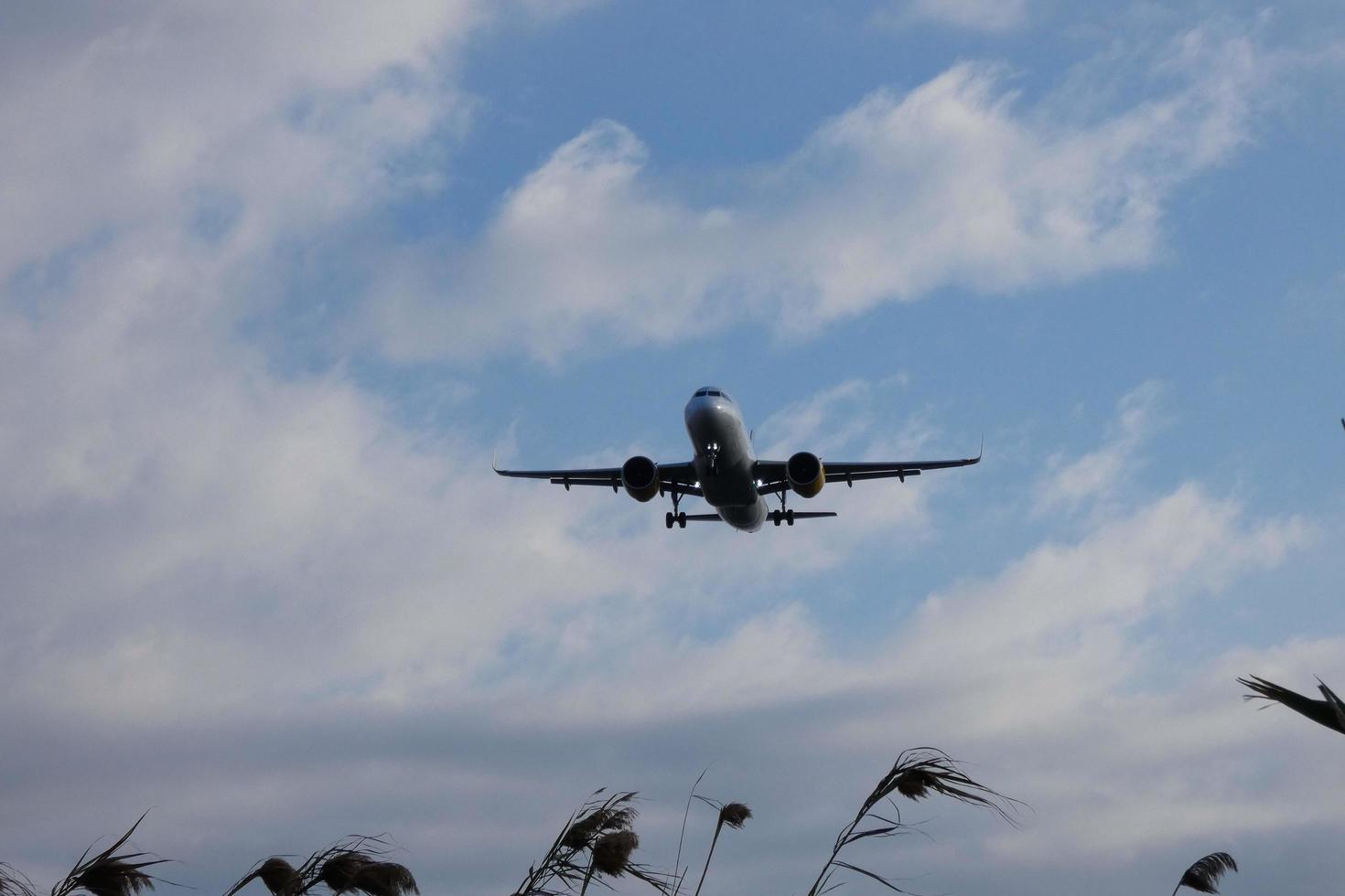 kommersiell flygplan överflygande de himmel och anländer på flygplats foto